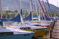 Segelschiffe am Steg