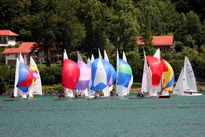 Bunte Segel vor St. Quirin